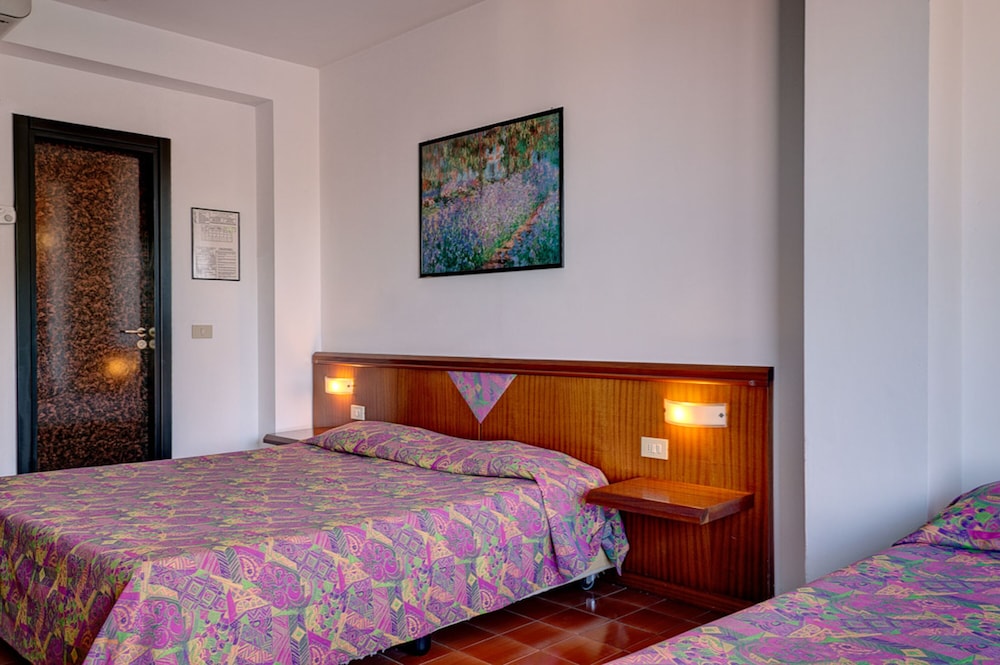 Hotel Olimpo Le Terrazze — Hotel rooms in Letojanni, Sicily