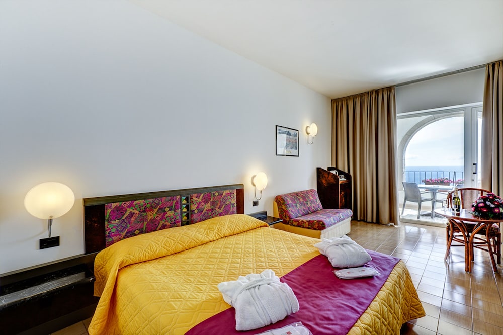 Hotel Olimpo Le Terrazze — Hotel rooms in Letojanni, Sicily