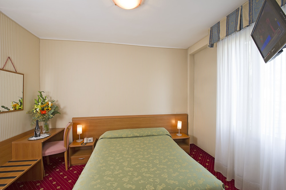 Hotel Nazionale — Hotel rooms in Venice, Veneto
