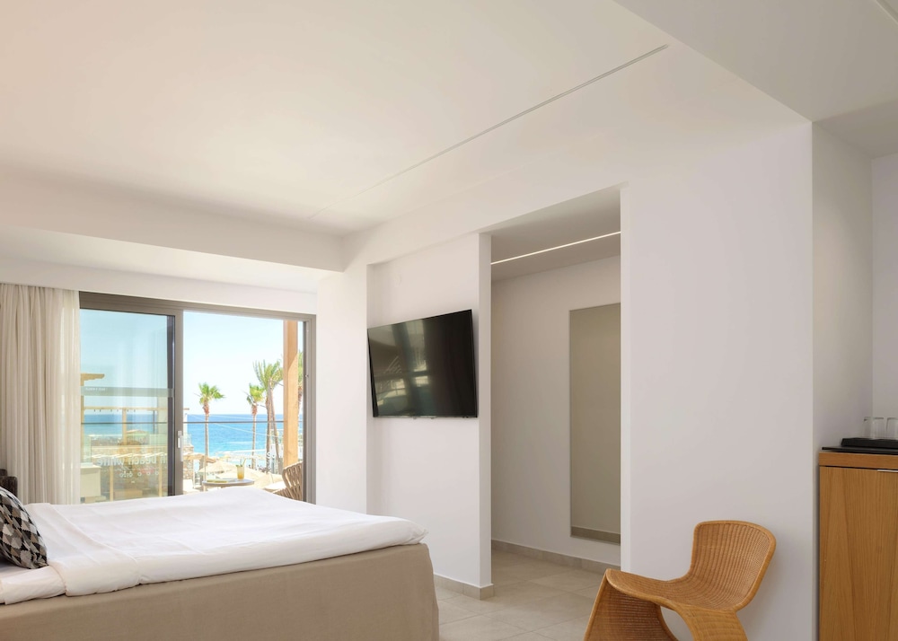High Beach White — Hotel rooms in Malia