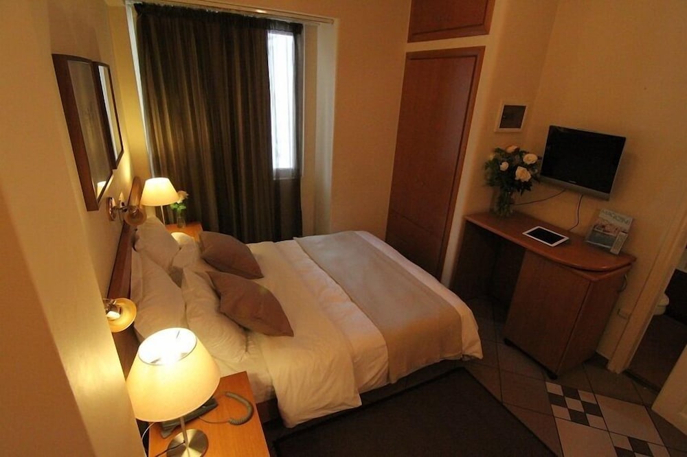 Achillion Hotel — Hotel rooms in Athens, Attica