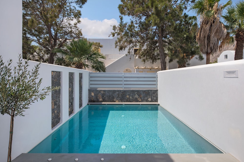Meltemi Excelsior Suites and Spa — Swimming pool in Perissa, South Aegean