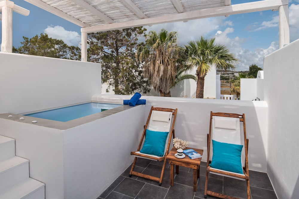 Meltemi Excelsior Suites and Spa — Hotel rooms in Perissa, South Aegean
