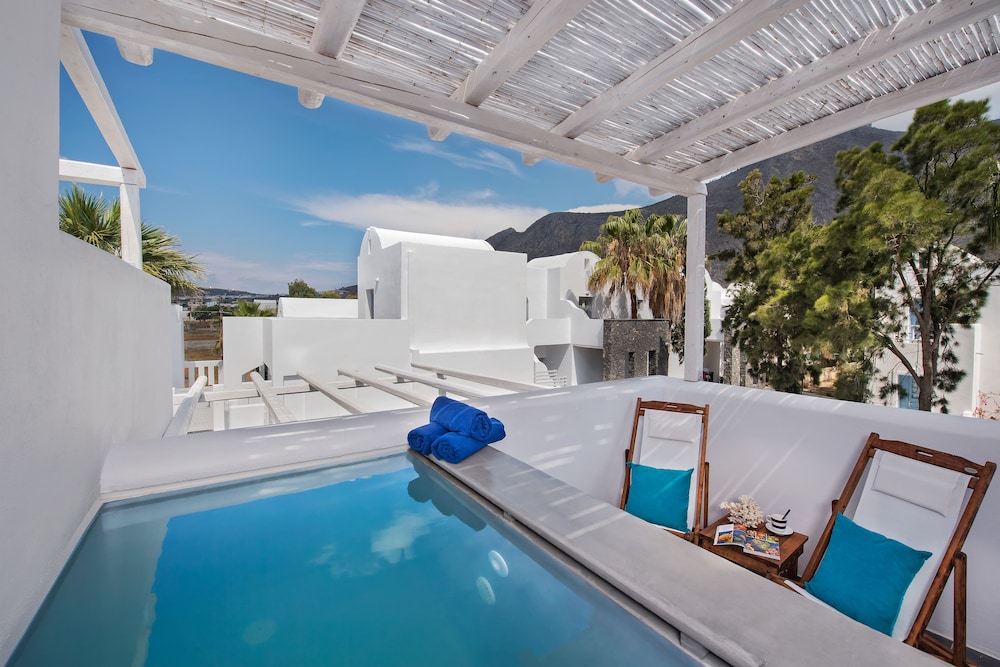 Meltemi Excelsior Suites and Spa — Swimming pool in Perissa, South Aegean
