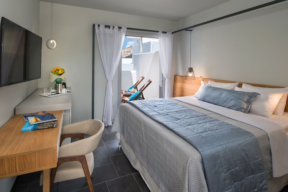 Meltemi Excelsior Suites and Spa — Hotel rooms in Perissa, South Aegean