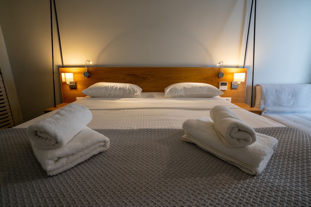 Meltemi Excelsior Suites and Spa — Hotel rooms in Perissa, South Aegean