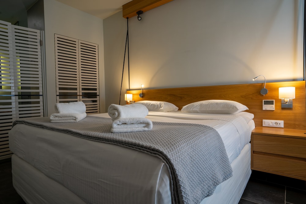 Meltemi Excelsior Suites and Spa — Hotel rooms in Perissa, South Aegean