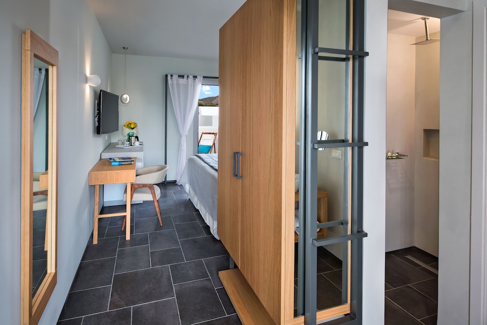 Meltemi Excelsior Suites and Spa — Hotel rooms in Perissa, South Aegean