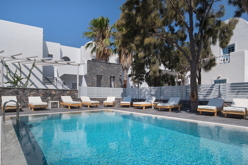 Meltemi Excelsior Suites and Spa — Swimming pool in Perissa, South Aegean
