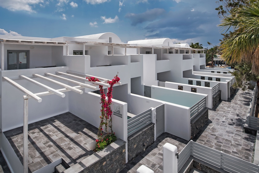 Meltemi Excelsior Suites and Spa — Hotel building in Perissa, South Aegean