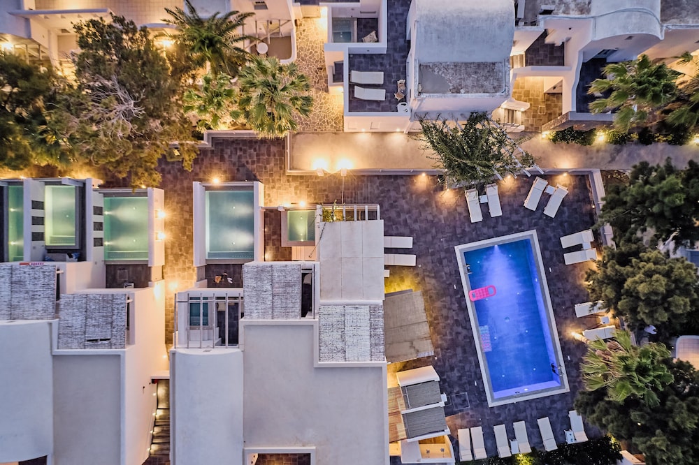 Meltemi Excelsior Suites and Spa — Hotel building in Perissa, South Aegean