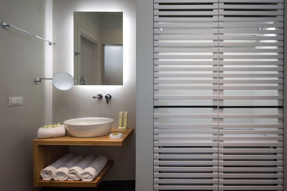 Meltemi Excelsior Suites and Spa — Hotel rooms in Perissa, South Aegean