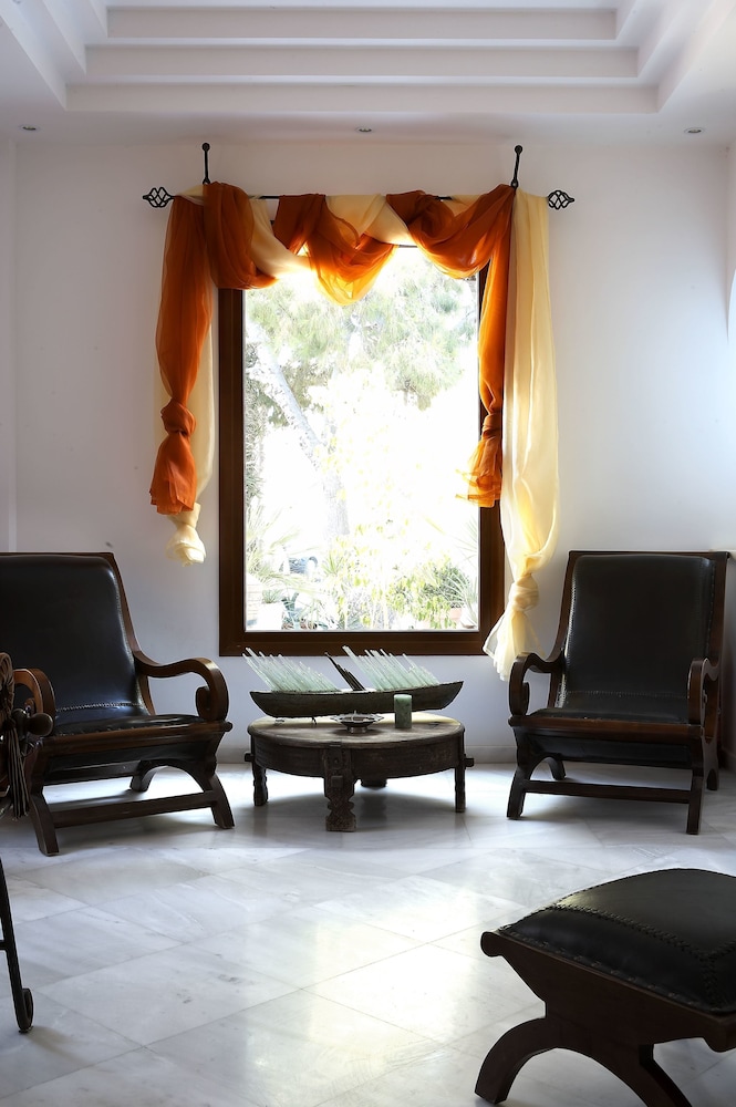 Meltemi Excelsior Suites and Spa — Hotel rooms in Perissa, South Aegean