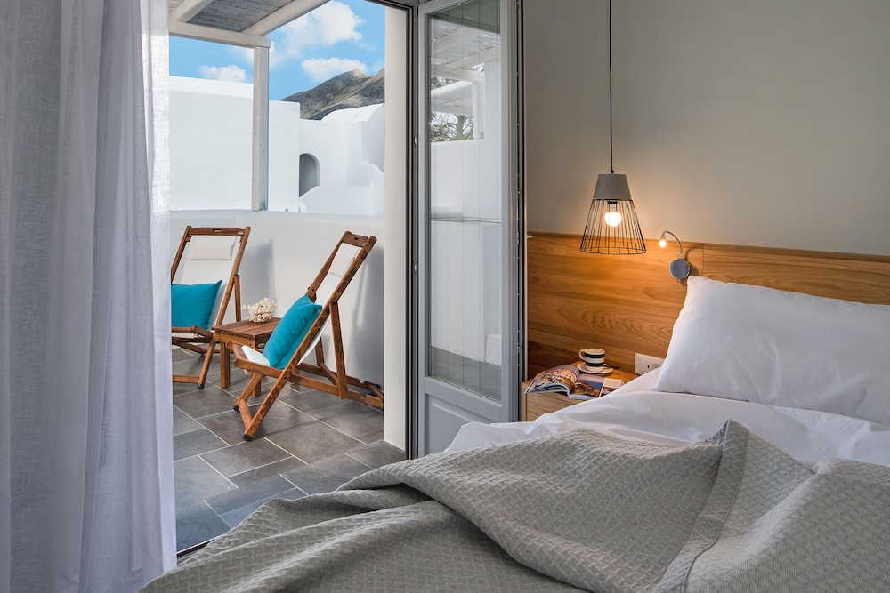 Meltemi Excelsior Suites and Spa — Hotel rooms in Perissa, South Aegean