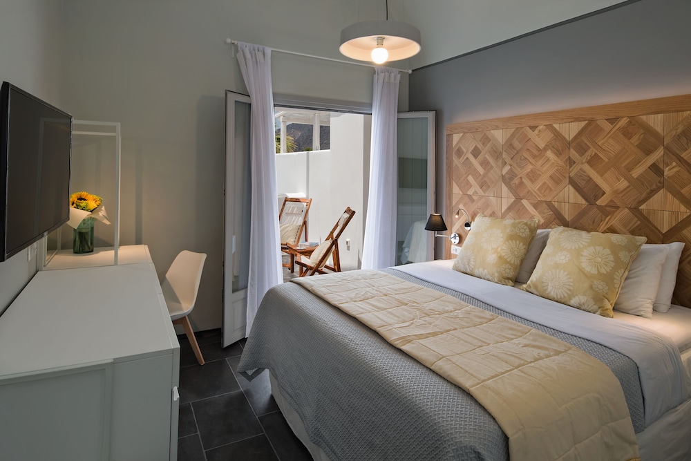 Meltemi Excelsior Suites and Spa — Hotel rooms in Perissa, South Aegean