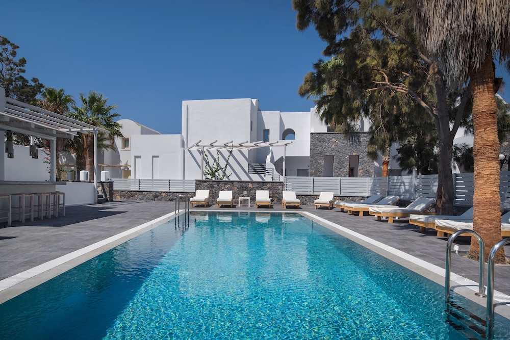Meltemi Excelsior Suites and Spa — Swimming pool in Perissa, South Aegean