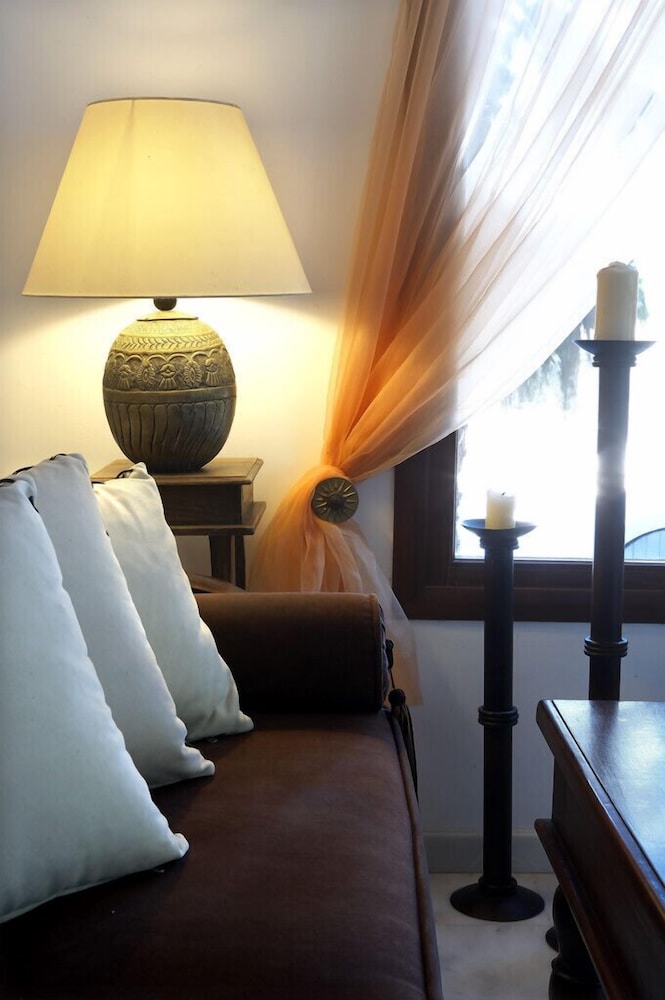 Meltemi Excelsior Suites and Spa — Hotel rooms in Perissa, South Aegean