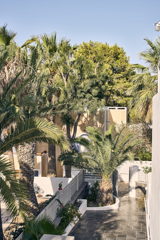 Meltemi Excelsior Suites and Spa — Hotel building in Perissa, South Aegean