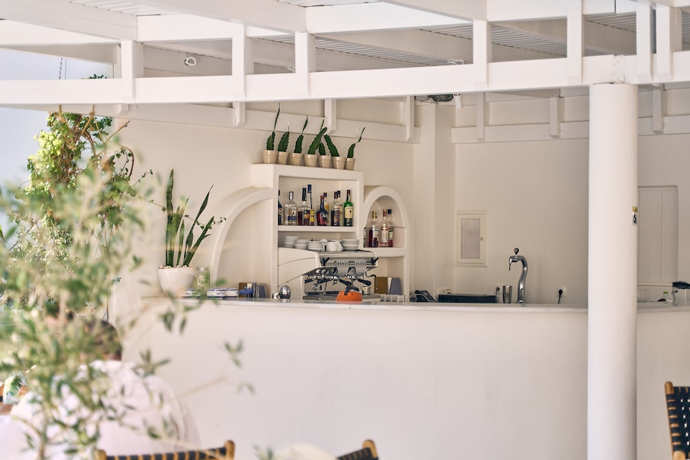 Meltemi Excelsior Suites and Spa — Restaurant & bars in Perissa, South Aegean