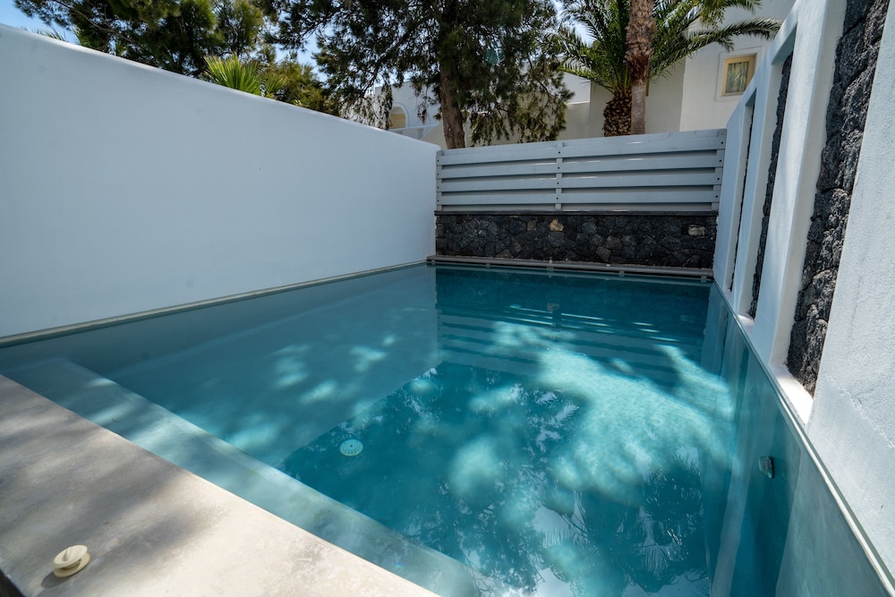 Meltemi Excelsior Suites and Spa — Swimming pool in Perissa, South Aegean