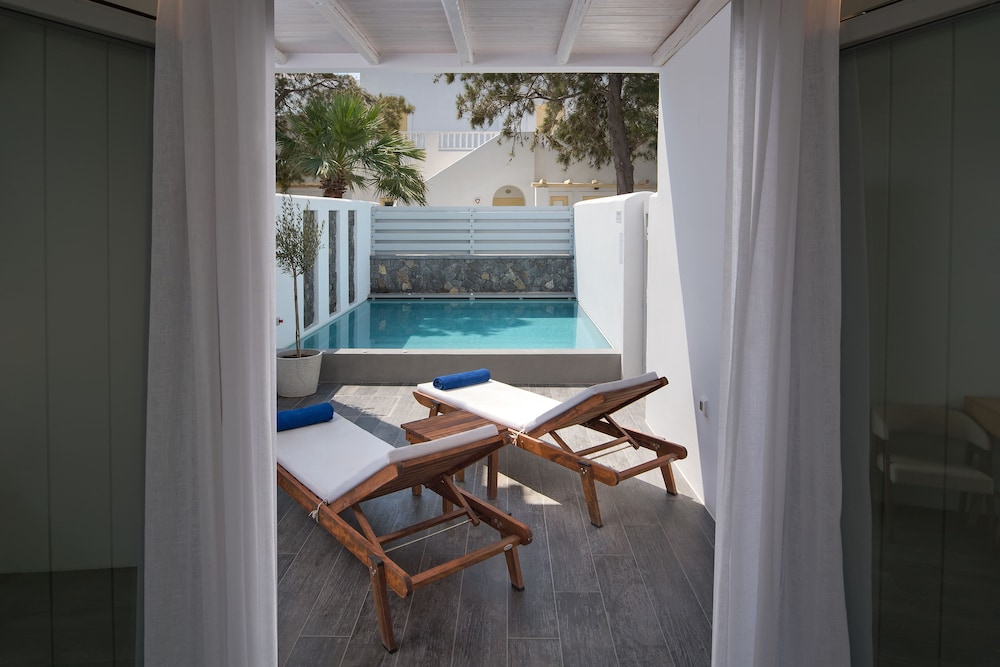 Meltemi Excelsior Suites and Spa — Swimming pool in Perissa, South Aegean