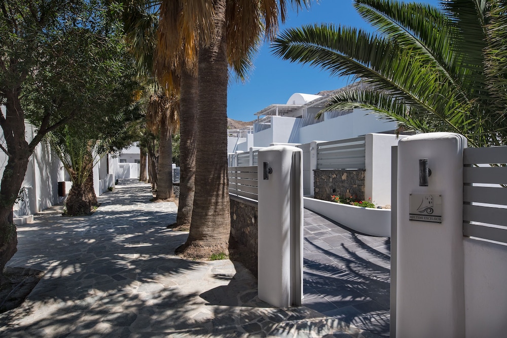 Meltemi Excelsior Suites and Spa — Hotel building in Perissa, South Aegean