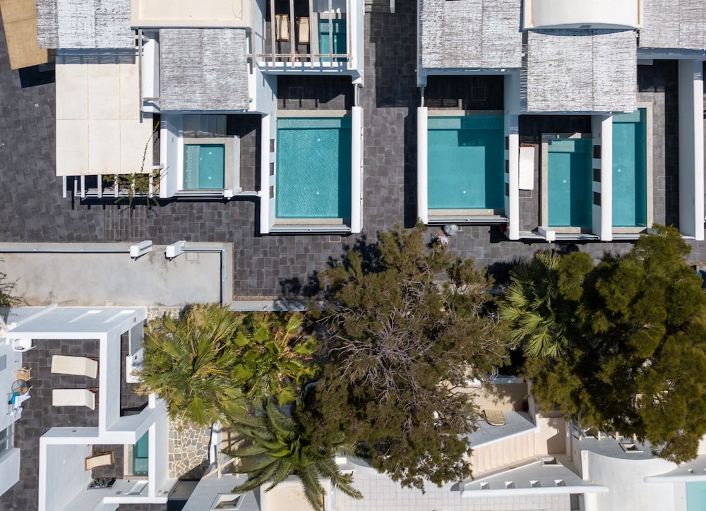 Meltemi Excelsior Suites and Spa — Hotel building in Perissa, South Aegean