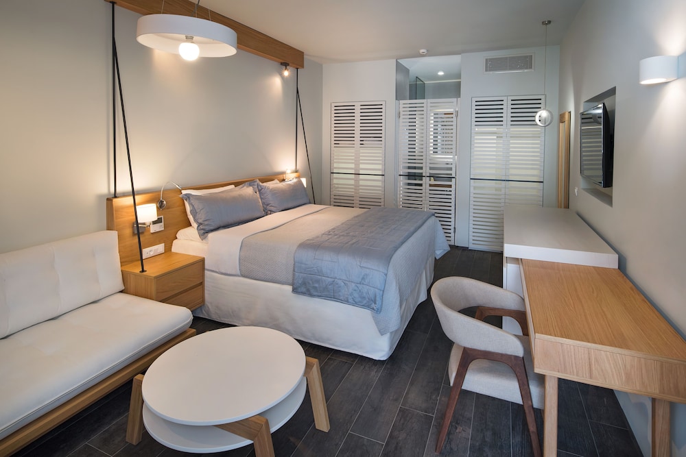 Meltemi Excelsior Suites and Spa — Hotel rooms in Perissa, South Aegean