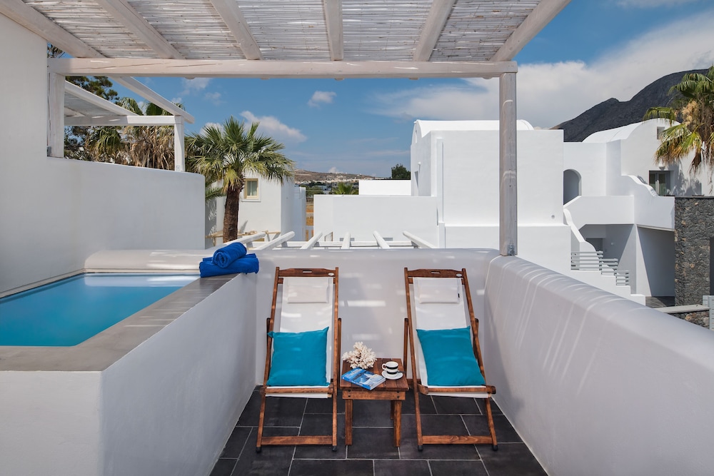 Meltemi Excelsior Suites and Spa — Swimming pool in Perissa, South Aegean
