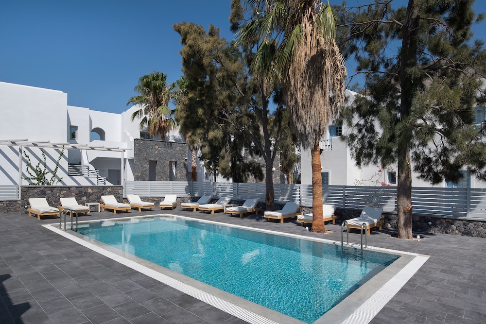 Meltemi Excelsior Suites and Spa — Swimming pool in Perissa, South Aegean