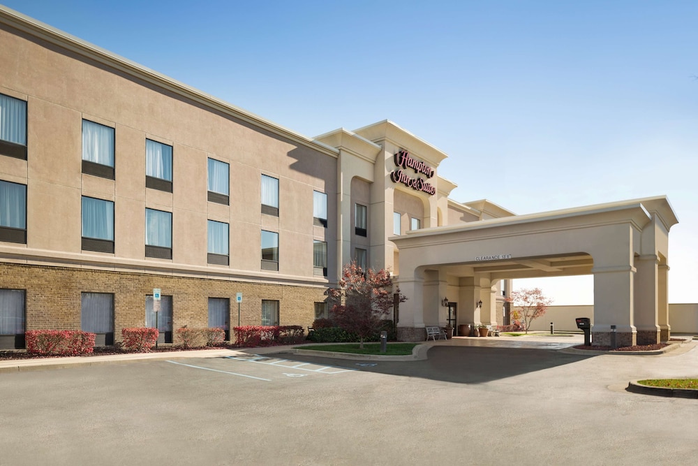 Hampton Inn & Suites Detroit/Sterling Heights — Hotel building in Sterling Heights, Michigan