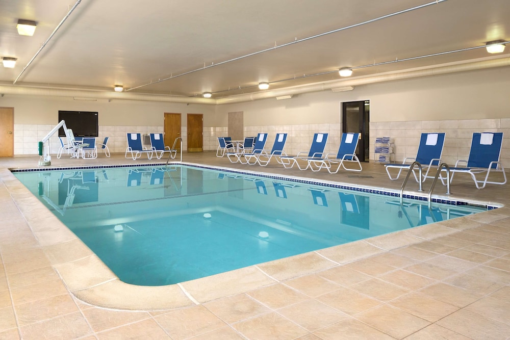 Hampton Inn & Suites Detroit/Sterling Heights — Swimming pool in Sterling Heights, Michigan