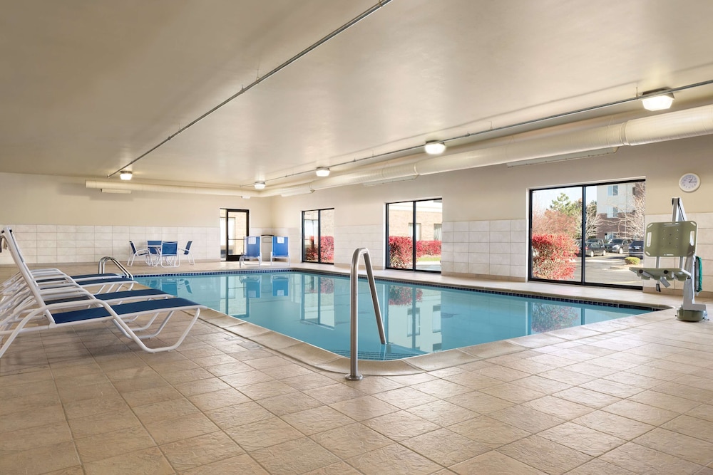 Hampton Inn & Suites Detroit/Sterling Heights — Swimming pool in Sterling Heights, Michigan