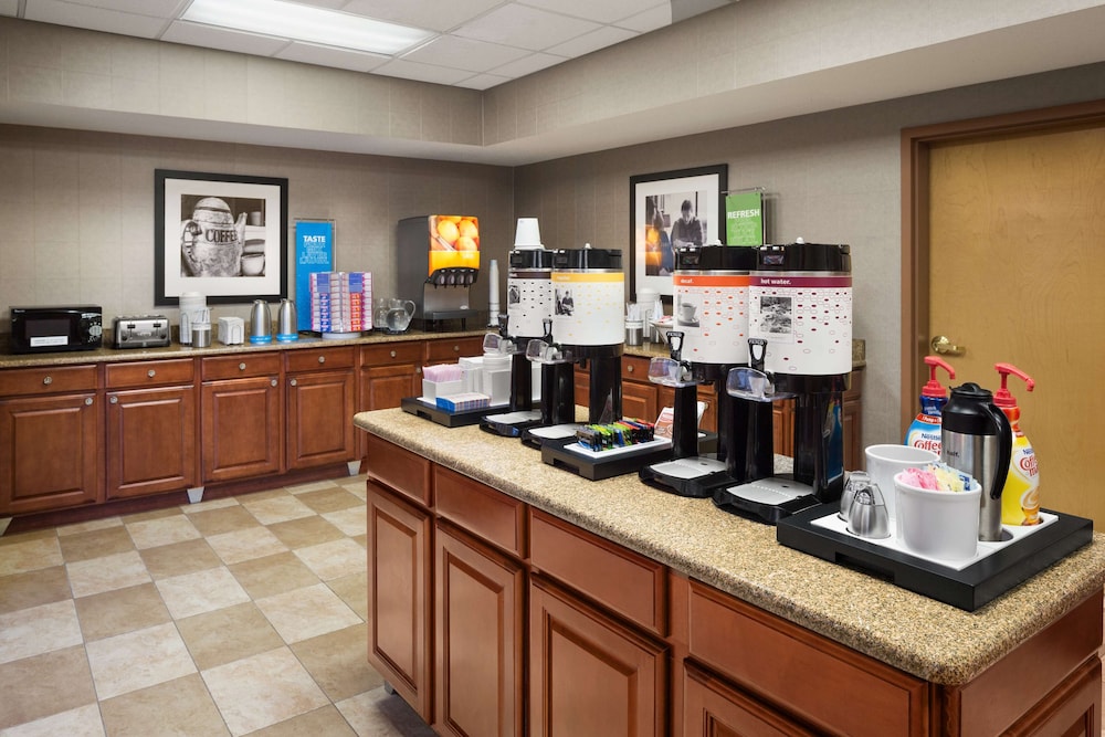 Hampton Inn & Suites Detroit/Sterling Heights — Restaurant & bars in Sterling Heights, Michigan
