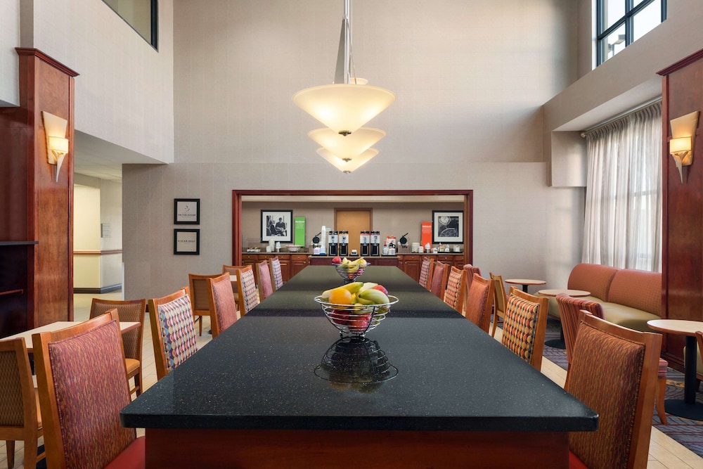 Hampton Inn & Suites Detroit/Sterling Heights — Restaurant & bars in Sterling Heights, Michigan