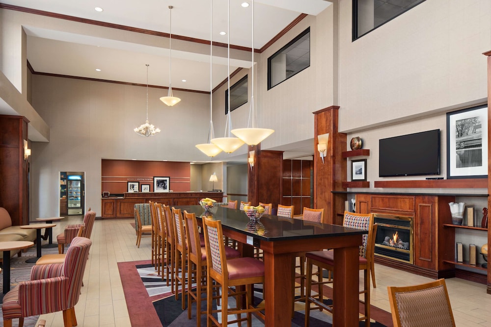Hampton Inn & Suites Detroit/Sterling Heights — Restaurant & bars in Sterling Heights, Michigan