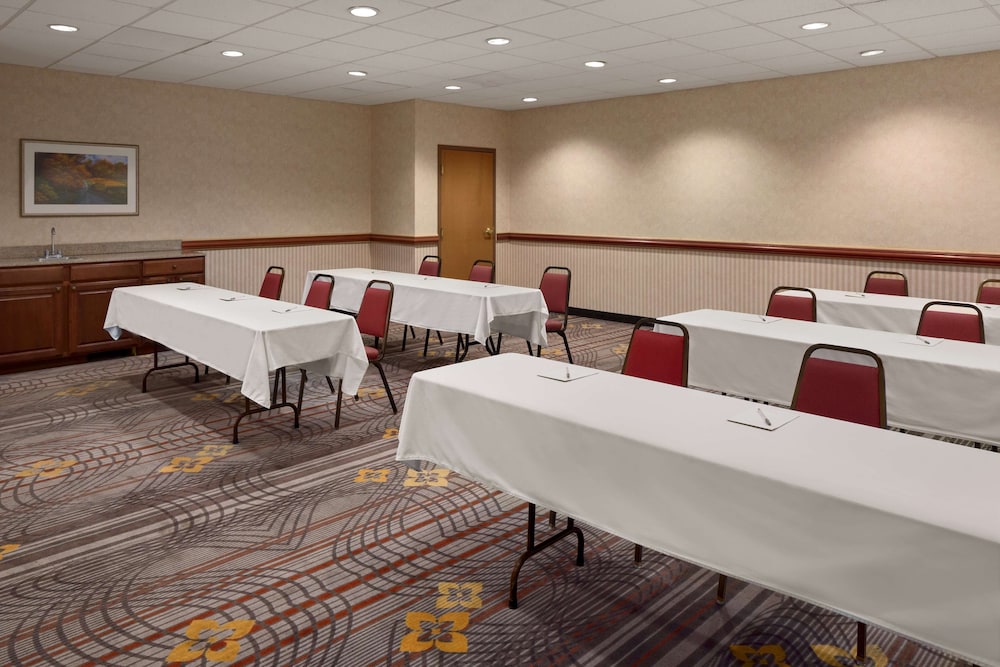 Hampton Inn & Suites Detroit/Sterling Heights — Hotel building in Sterling Heights, Michigan