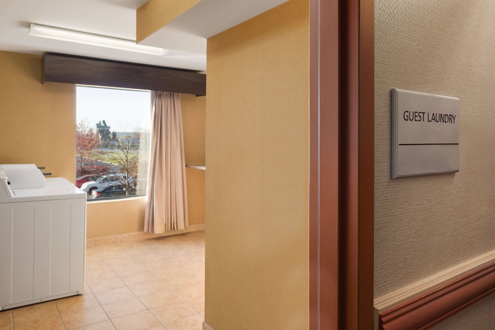 Hampton Inn & Suites Detroit/Sterling Heights — Hotel rooms in Sterling Heights, Michigan