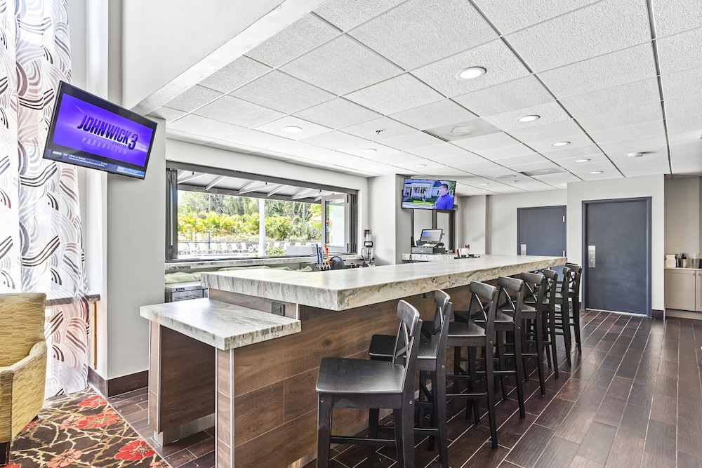 Holiday Inn St. Petersburg West by IHG — Restaurant & bars in Gulfport, Florida