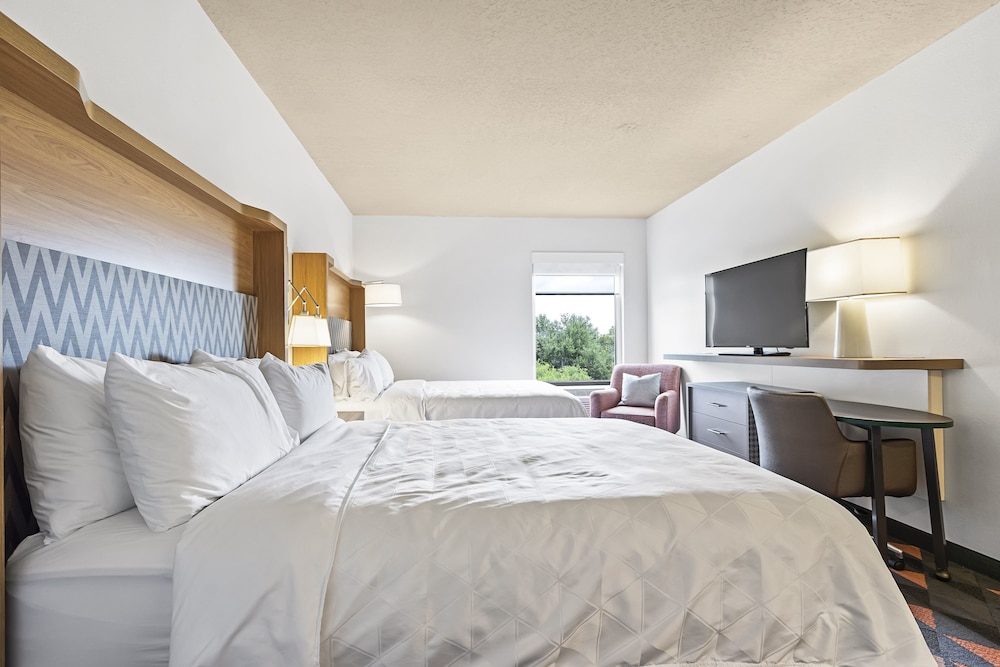 Holiday Inn St. Petersburg West by IHG — Hotel rooms in Gulfport, Florida