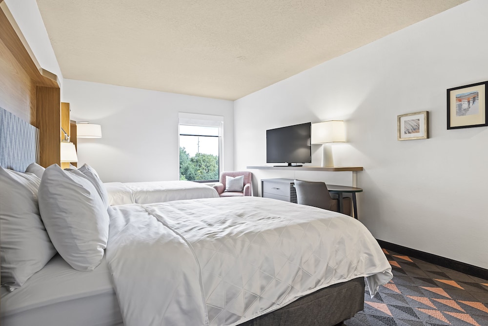Holiday Inn St. Petersburg West by IHG — Hotel rooms in Gulfport, Florida