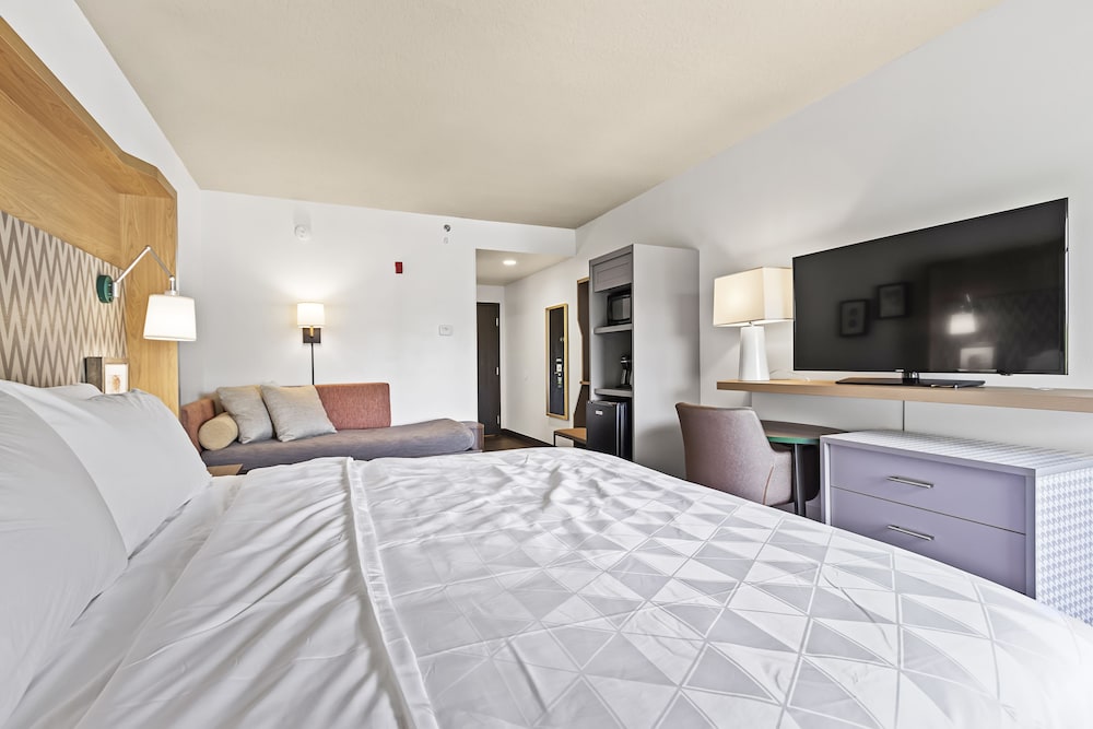 Holiday Inn St. Petersburg West by IHG — Hotel rooms in Gulfport, Florida