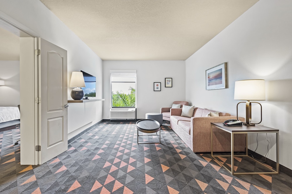 Holiday Inn St. Petersburg West by IHG — Hotel rooms in Gulfport, Florida