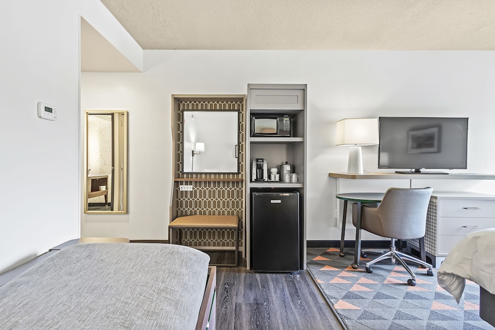 Holiday Inn St. Petersburg West by IHG — Hotel rooms in Gulfport, Florida