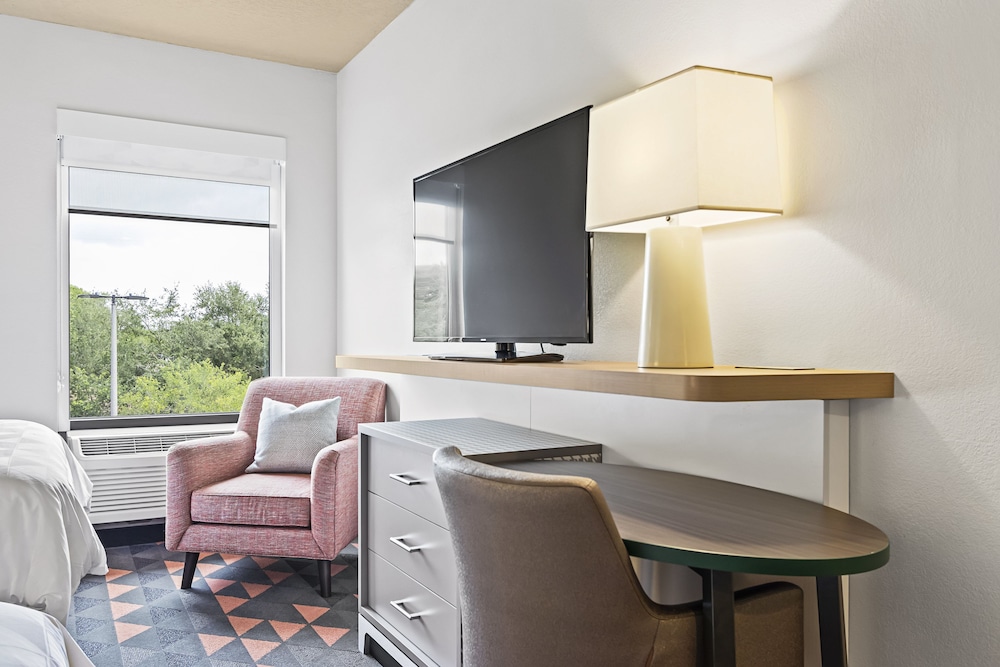 Holiday Inn St. Petersburg West by IHG — Hotel rooms in Gulfport, Florida