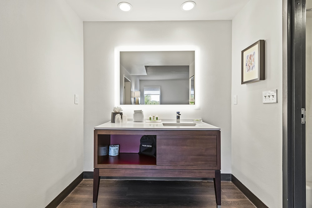 Holiday Inn St. Petersburg West by IHG — Hotel rooms in Gulfport, Florida