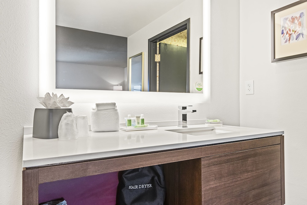 Holiday Inn St. Petersburg West by IHG — Hotel rooms in Gulfport, Florida