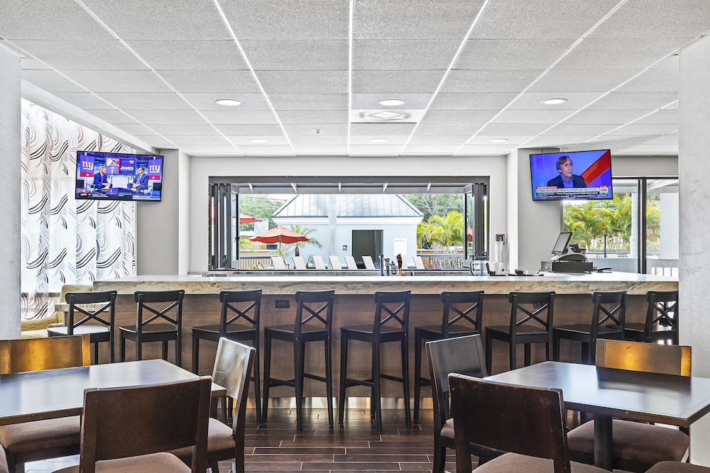 Holiday Inn St. Petersburg West by IHG — Restaurant & bars in Gulfport, Florida