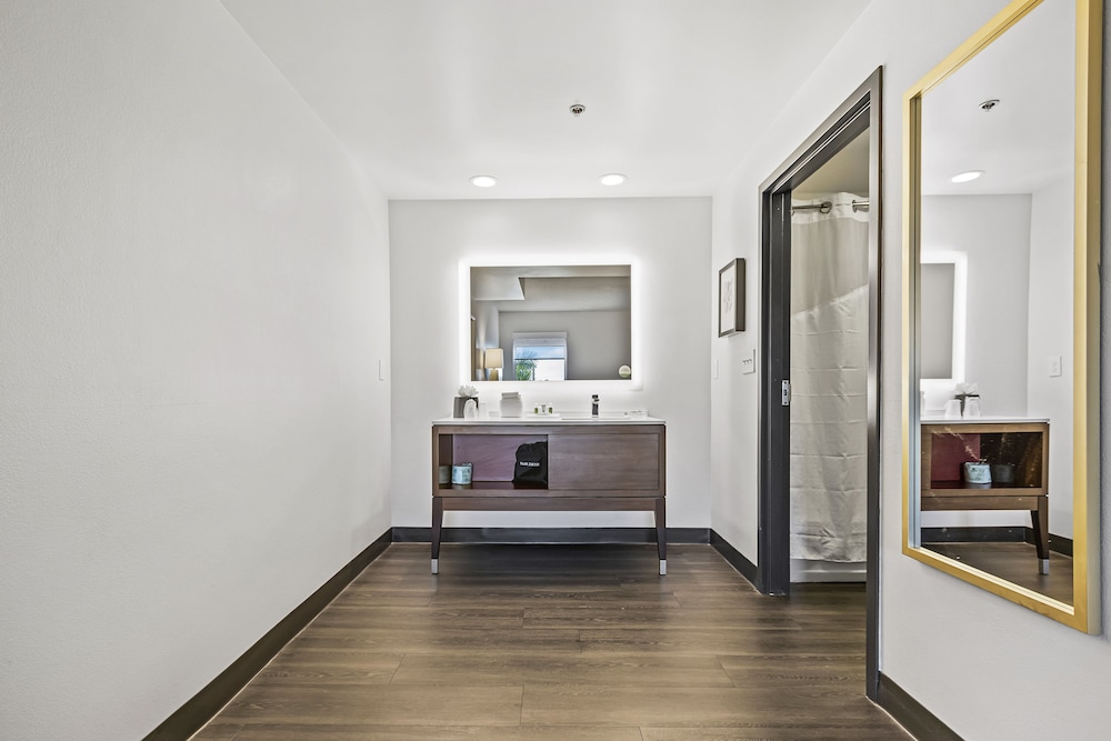 Holiday Inn St. Petersburg West by IHG — Hotel rooms in Gulfport, Florida