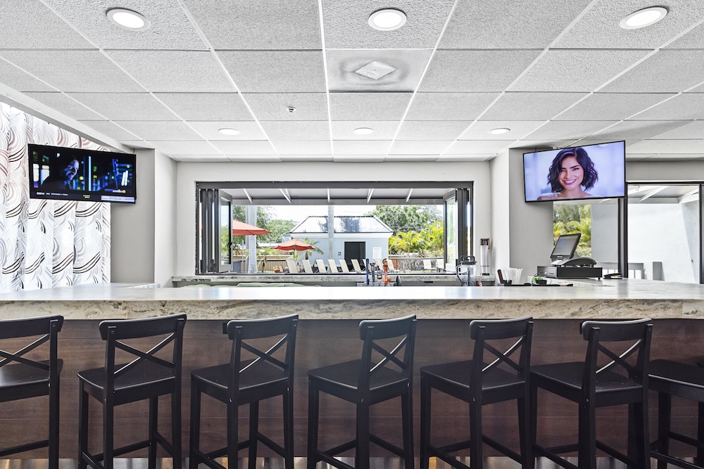 Holiday Inn St. Petersburg West by IHG — Restaurant & bars in Gulfport, Florida